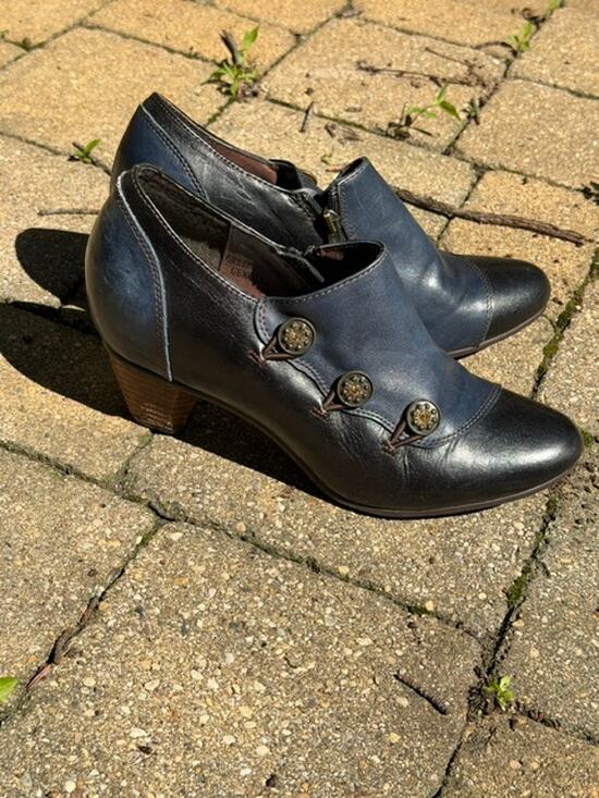 L'Artiste Shoes - L'Artiste Leather Mary Janes Zipper Closure Button Size 41 EUC